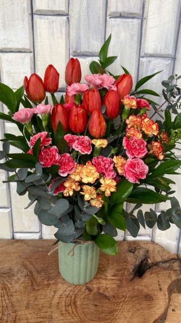 Lale ve mini karanfil arajmanı