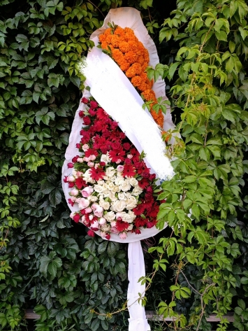 Cinye ve Renkli Gül çelenk