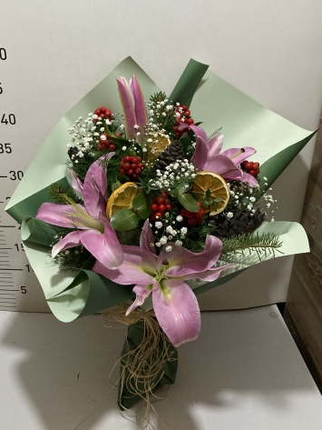 Kokina ve pembe Lilyum buketi