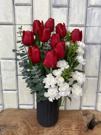 Kırmızı Lale ve beyaz karanfiller